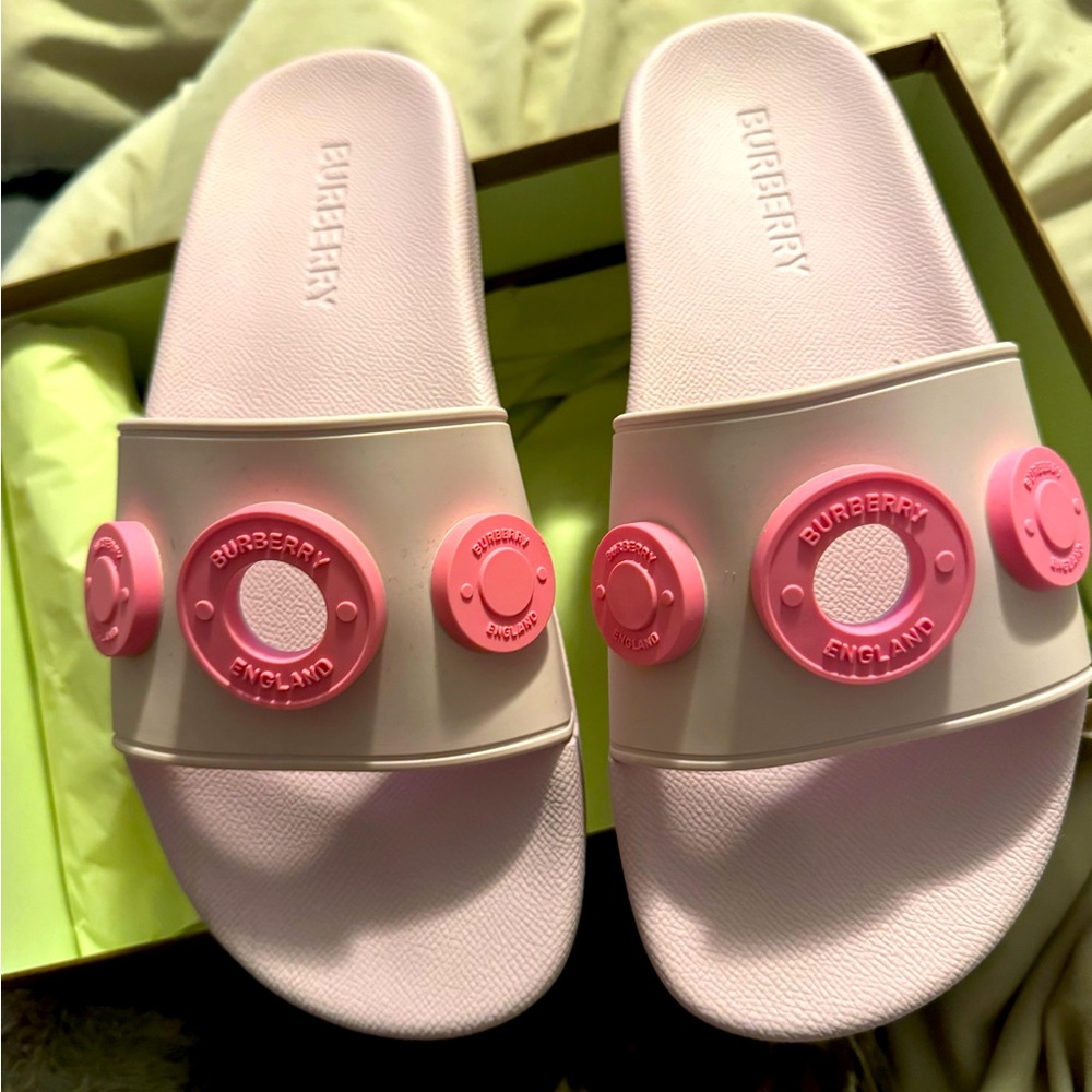 Burberry , Pink Pool Slides , size 40 in EUR & UK SIZE 7 only worn ONCE .